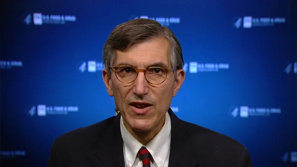 Pancarte de l'Agence américaine du médicament (FDA) sur fond jaune.