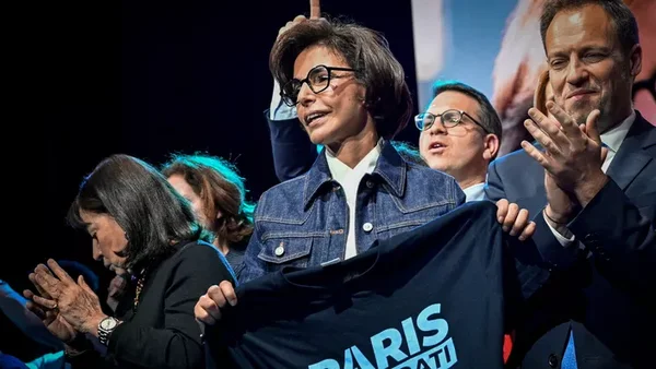 Des militants de droite en joie lors d'un événement public à Paris