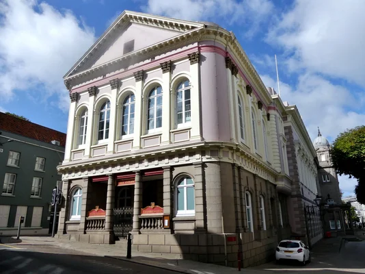 Le bâtiment des États à Saint-Hélier, capitale de Jersey, où les députés ont voté la loi sur l'aide à mourir.