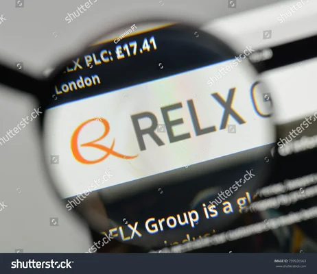 Photo d'écran avec un effet loupe sur le logo RELX Group et les informations boursières.