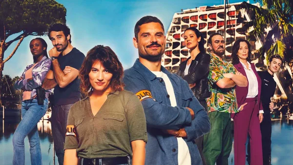 Distribution promotionnelle debout devant un bâtiment moderne avec deux policiers.