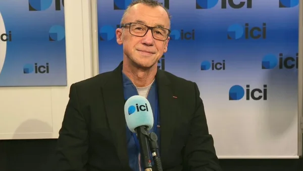 Médecin accusant la direction du harcèlement moral systémique lors d'une interview