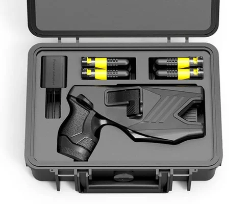 Un pistolet à impulsions électriques RC200P dans son étui avec des batteries et un chargeur.