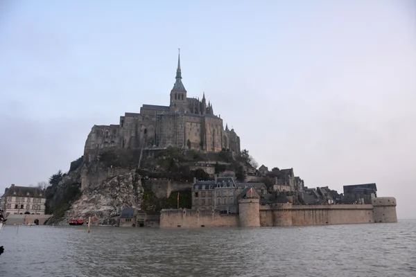 Grandes marées au Mont-Saint-Michel en mars 2015, coefficient 118, l'abbaye gothique émergeant des eaux de la baie.