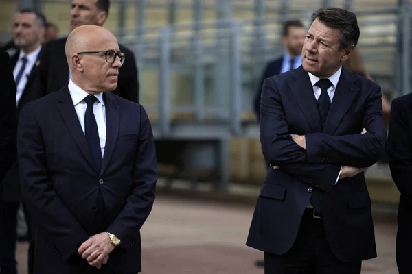 Éric Ciotti saluant la foule lors d'un meeting de l'Union des Droites pour la République.