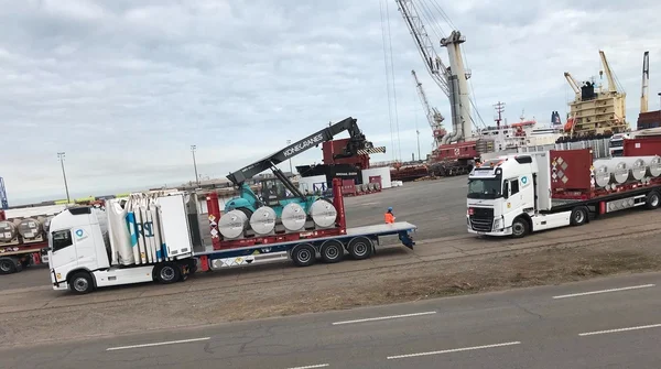 Des conteneurs d'uranium enrichi en provenance de Russie arrivant dans un port français.