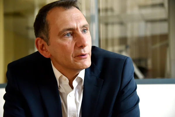 Laurent Jacobelli focus sur l'hémicycle.