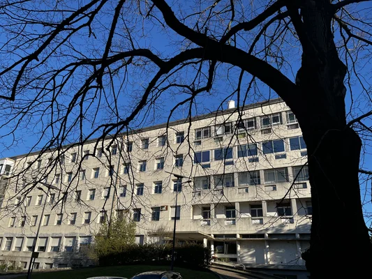 Le Centre Jean Abadie du CHU de Bordeaux, bâtiment institutionnel en béton sous un ciel dégagé.