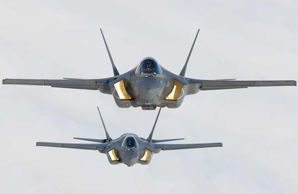 Deux avions de combat F-35 évoluant en formation.