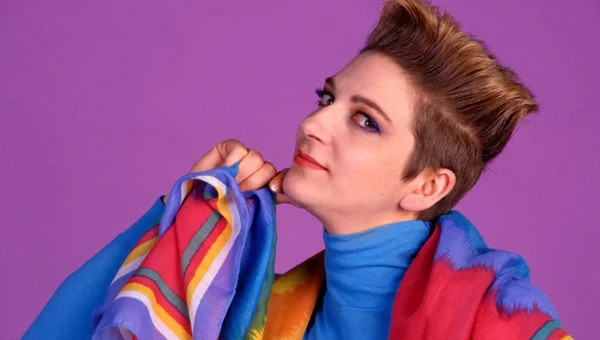 Desireless en col roulé bleu et vêtement rayé coloré.