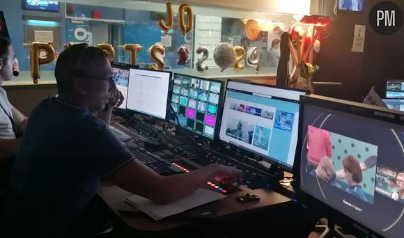 L'intérieur de la régie de France 3 avec un écran de contrôle et des ballons décoratifs en juillet 2024.