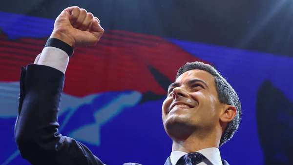Rob Jetten célèbre sa nomination en levant le poing.