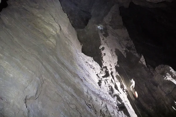 Exploration verticale de la grotte de Veryovkina.