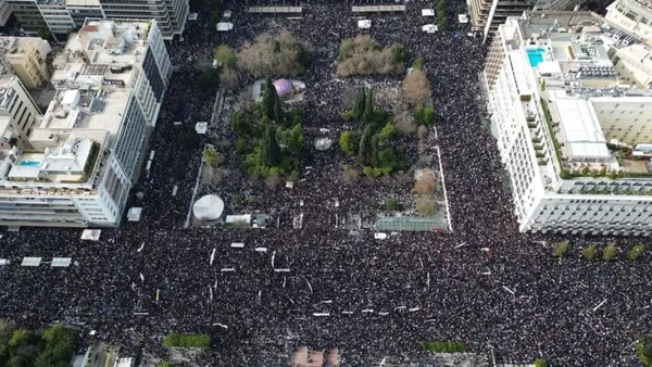 Vue aérienne de milliers de personnes réunies pour exiger la justice pour les victimes de l'accident de train de Tempe.