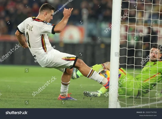 Nikola Krstovic en action lors d'un match, tirant au but.