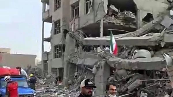Les eaux rouges de la plage de l'île d'Ormuz après la pluie, illustrant la contamination environnementale.