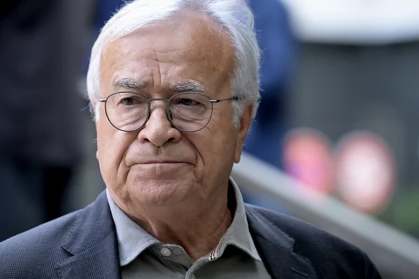 Jean-Claude Dassier en veste grise.