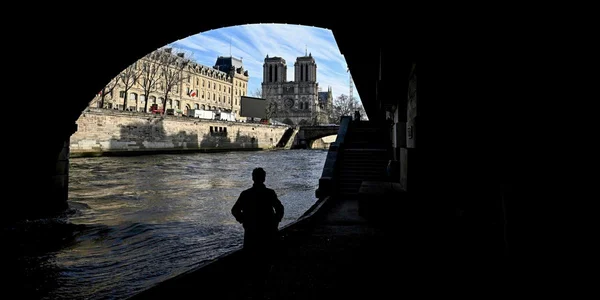 Foule de touristes marchant vers la basilique du Sacré-Cœur dans les rues de Montmartre.