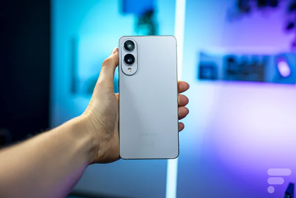 Une main tient le smartphone Samsung Galaxy S25 Edge de couleur argentée.