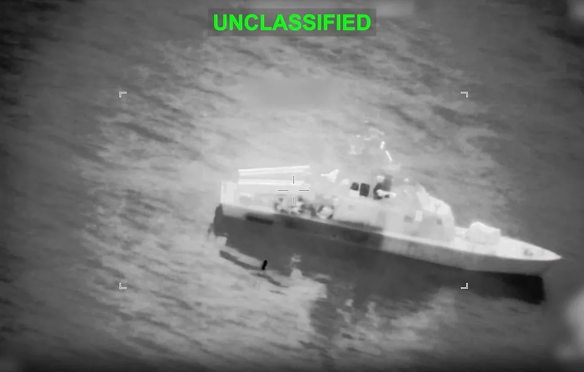 Image de surveillance non classifiée montrant un bateau suspect sur l'eau dans le contexte du minage.