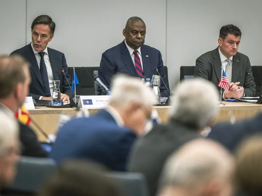 Le Secrétaire général de l'OTAN, Mark Rutte, et le Secrétaire américain à la Défense Lloyd Austin.