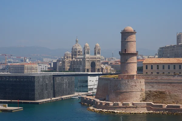 Le Mucem, la cathédrale Sainte-Marie-Majeure et le fort Saint-Jean vus depuis l'entrée du Vieux-Port de Marseille.