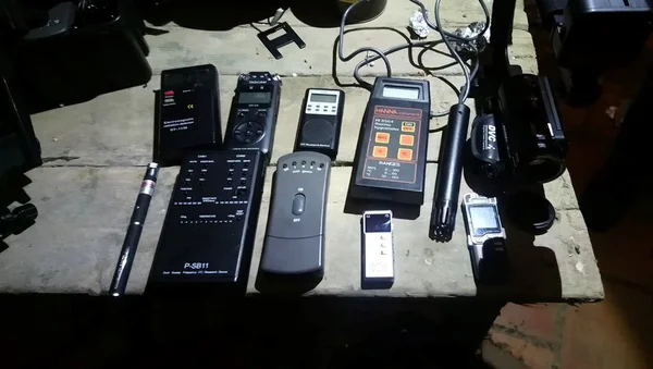 Divers appareils électroniques et accessoires, notamment un multimètre numérique, utilisés pour mener l'enquête.