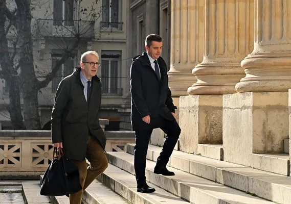 Gaël Perdriau, remis en liberté, dans un couloir.