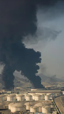 Site gazier de Ras Laffan avec d'importantes fumées noires s'élevant après une attaque.