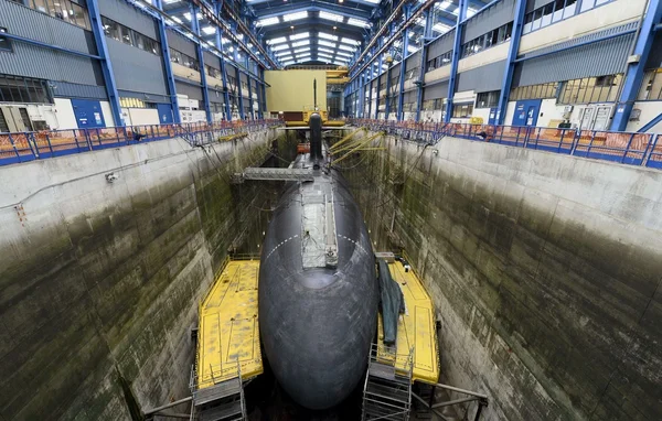 Finistère : La base de l'île Longue, qui abrite des sous-marins nucléaires français, survolée par des drones.