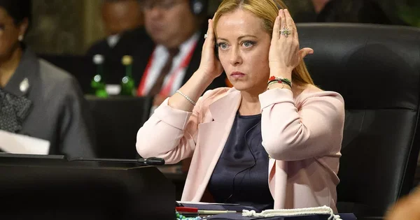 Giorgia Meloni dans un moment d'attente ou de réaction lors du partenariat sur le gaz.