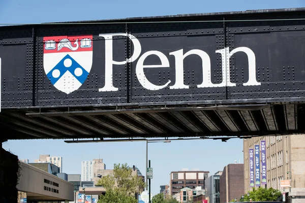 Le pont emblématique de l'Université de Pennsylvanie avec son nom et son blason, surplombant la ville.