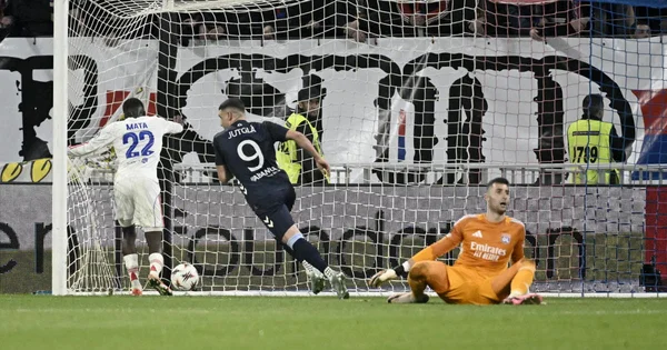 Jutgla (9) menaçant le but lyonnais pendant le match contre le Celta Vigo.