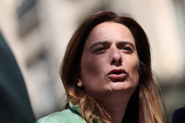 Marine Tondelier porte une veste verte claire.