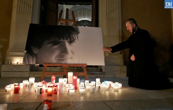 Hommage bougie devant un portrait noir et blanc d'Yvan Colonna.