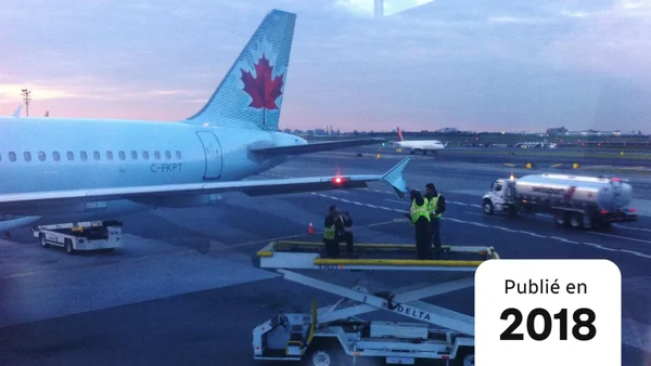 Un avion de ligne Airbus A319-114 d'Air Canada, immatriculé C-GBHO, en vol sous un ciel bleu.