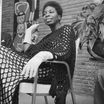 La chanteuse américaine Nina Simone assise, le 14 décembre 1965.