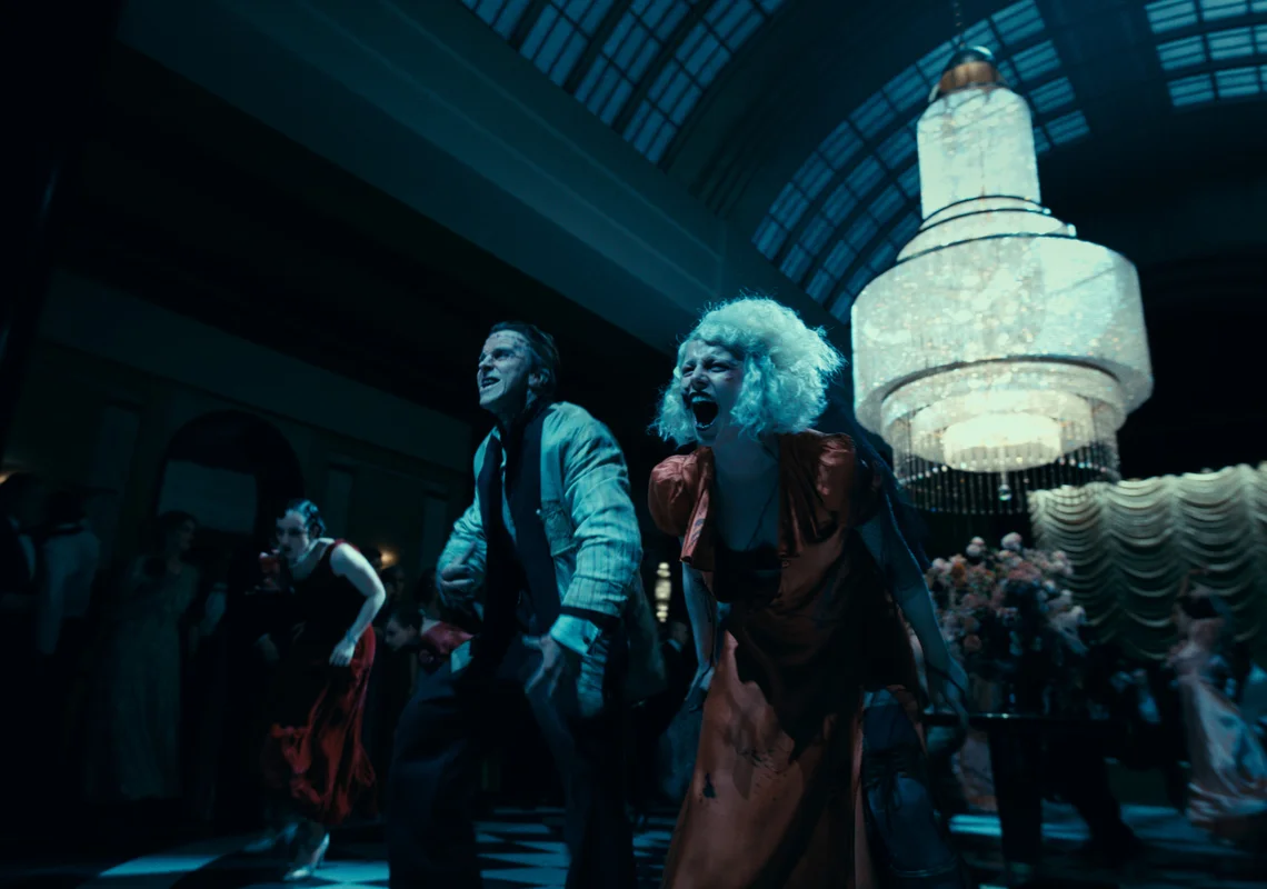 Une scène du film 'The Bride!' dans un bal sombre avec Jessie Buckley et Christian Bale.