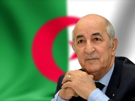 Le président Tebboune avec sa « Nouvelle Algérie » et le drapeau national.