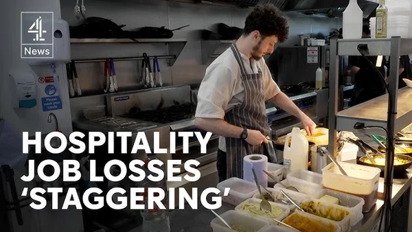Capture d'écran d'une diffusion de Channel 4 montrant un chef travaillant dans une cuisine avec le titre 'Pertes d'emplois dans l'hôtellerie'.
