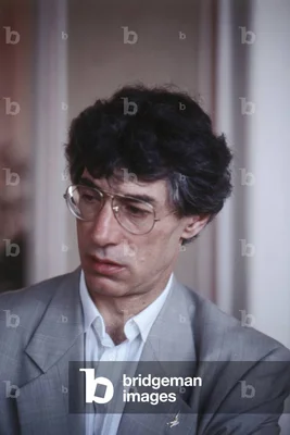 Portrait d'Umberto Bossi aux cheveux bouclés.