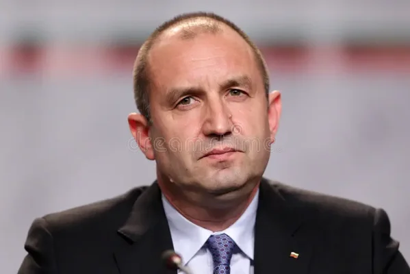 Rumen Radev, président élu de Bulgarie, en tenue formelle lors d'un événement officiel.