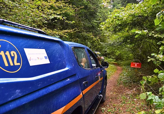 Désactivation de mines terrestres en forêt par un démineur équipé en Croatie le 17 juin 2014.