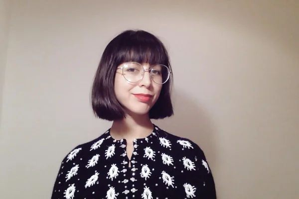 Kaliane Bradley, auteure du Ministère du Temps, devant un fond rose.