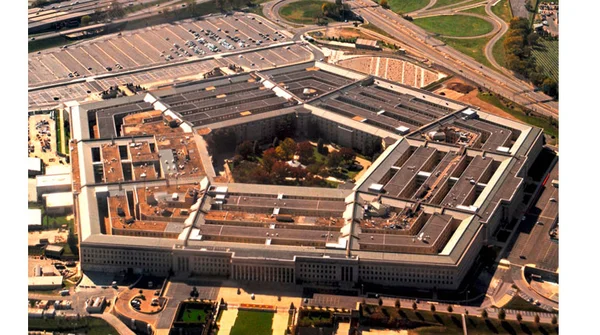 Le Pentagone et ses installations périphériques vus depuis les airs, montrant clairement sa forme géométrique singulière.