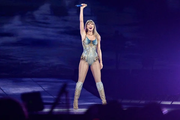 Taylor Swift en pleine performance sur scène.