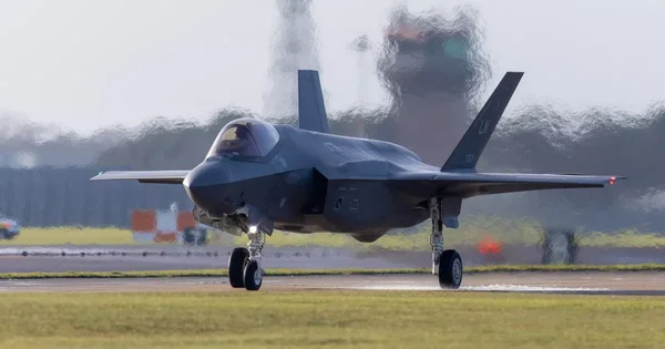 Un chasseur F-35 Lightning II au sol sur le tarmac, prêt pour le décollage.