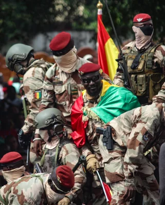 Mamadi Doumbouya lors du carnaval de célébration de l'anniversaire de l'indépendance de la Guinée