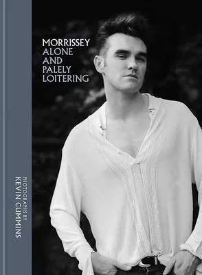Couverture du livre 'Morrissey: Alone and Palely Loitering' avec des photos de Kevin Cummins.
