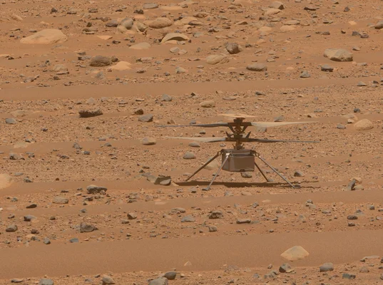 L'hélicoptère Ingenuity sur Mars photographié par la caméra Mastcam-Z de Perseverance.